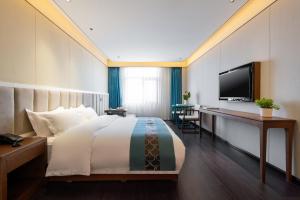 北京市にあるChinese Culture Holiday Hotel - Nanluoguxiangのベッド1台、薄型テレビが備わるホテルルームです。