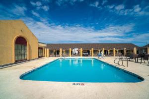 Bazén v ubytování Aransas Bay Inn & Suites Corpus Christi by OYO nebo v jeho okolí