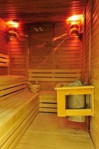 un sauna en bois avec une table jaune dans l'établissement Conacul Domnesc, à Suceava