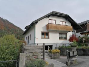 a white house with a wooden fence in front of it at Ferienwohnung Steiner Gertrude in Gaming