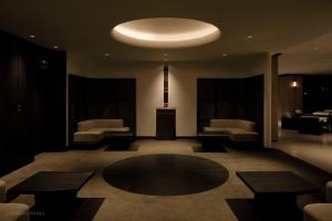 加贺雅马纳卡安森哈纳木拉萨基酒店的带沙发和圆桌的客厅