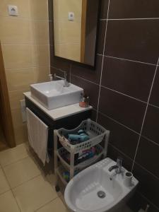 uma casa de banho com um lavatório e um espelho em Splendor Residence Apartment em Portimão