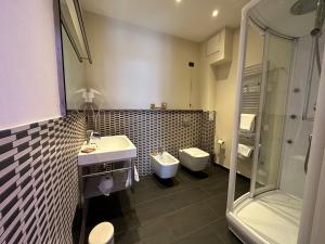ein Bad mit einem Waschbecken, einem WC und einer Dusche in der Unterkunft BB 10 Serpotta & Restaurant in Palermo