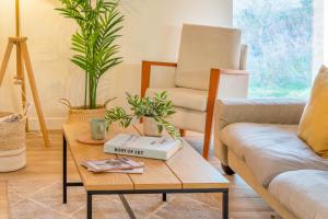 sala de estar con mesa de centro y silla en Espectacular apartamento a 10 minutos de Pamplona en Uterga