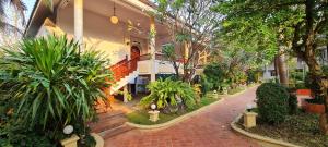 um pátio de um edifício com plantas e árvores em Phu Pha Phung Resort em Suan Phung