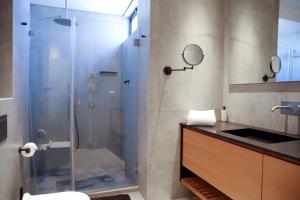 ein Bad mit einer Dusche, einem WC und einem Waschbecken in der Unterkunft 4BDR - Stunning & Magnificent Duplex Penthouse TLV in Tel Aviv