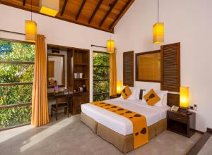 Кровать или кровати в номере Chaarya Resort & Spa
