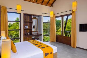 Телевизор и/или развлекательный центр в Chaarya Resort & Spa