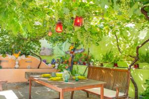 a wooden table and chairs under a tree at Espectacular apartamento a 10 minutos de Pamplona in Uterga