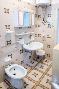 A bathroom at M224 - Marcelli, trilocale con giardino a 150mt dal mare