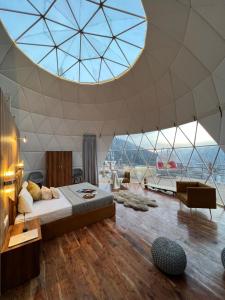 マナリにあるGLAMPING CLUBのベッドルーム1室(ベッド1台付)、大きなガラスの天井