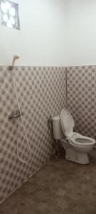La salle de bains est pourvue de toilettes et d'une douche. dans l'établissement NEW CORALs, à Gili Trawangan