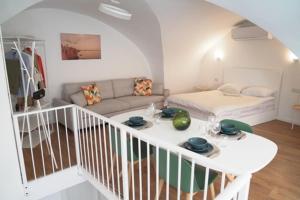 uma sala de estar branca com uma mesa e um sofá em Beit-sitti em Acre