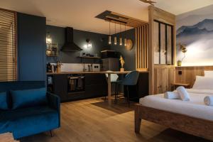 pokój hotelowy z 2 łóżkami i kuchnią w obiekcie Résidence Emeraude - Centre Village - AravisTour w mieście Saint-Jean-de-Sixt