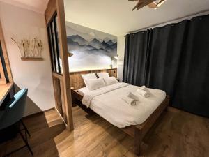 sypialnia z łóżkiem z 2 białymi poduszkami w obiekcie Résidence Emeraude - Centre Village - AravisTour w mieście Saint-Jean-de-Sixt +7 zdjęć