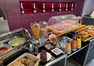 Hôtel du Triangle d'Or tesisinde konuklar için mevcut kahvaltı seçenekleri