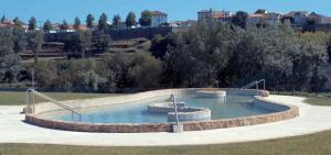 una piscina circular en un parque con árboles en Casa Quinta de Teanes, en Salvatierra de Miño