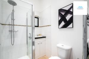 a white bathroom with a shower and a toilet at Charming 1 bed Apartment near Museum in London
