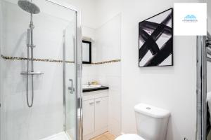 A bathroom at Charming 1 Bed Apartment near British Museum By City Apartments UK Short Lets Serviced Accommodation