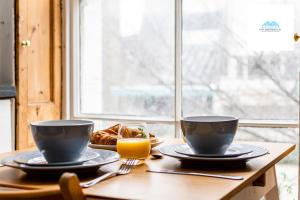 a table with two cups and a glass of orange juice at Charming 1 bed Apartment near Museum in London