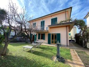 a house with a table and a bench in the yard at Gioco in San Vincenzo