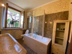 a bathroom with a tub and a sink and a toilet at Gioco in San Vincenzo
