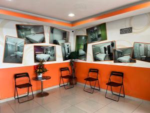 TV a/nebo společenská místnost v ubytování Red Orange Hotel Klang - 5 min to Klang Town