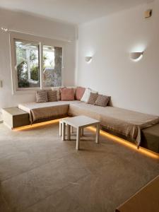 un soggiorno con divano e tavolo di Elma’s Summerhouses a Mykonos Città