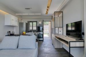 A television and/or entertainment centre at Serenity Suites Sea View Houses