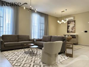 sala de estar con sofá y mesa en Kease Hittin K-9 Latest Development Balcony GX53, en Riad