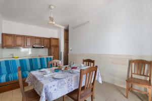 una cocina con una mesa con comida. en Residence La Scogliera by BarbarHouse, en Torre Colimena