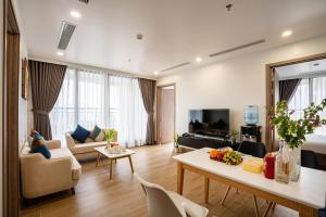 SQ Thao Dien في مدينة هوشي منه: غرفة معيشة مع أريكة وطاولة