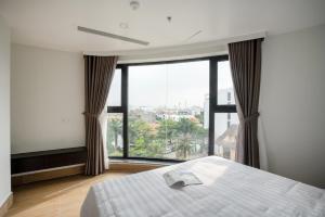 1 dormitorio con cama y ventana grande en SQ Thao Dien, en Ho Chi Minh