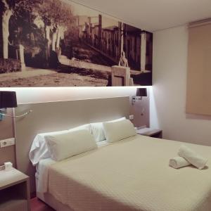 2 Bilder eines Schlafzimmers mit einem Bett in der Unterkunft Hello Villarreal Suites in Villareal