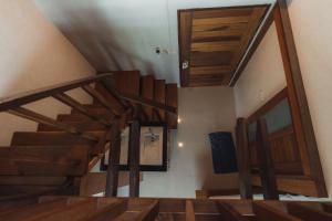 高蘭的住宿－Lanta Ray Bay Hotel，一座配有木地板和木门的房子的楼梯