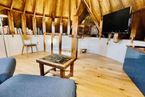 TV a/nebo společenská místnost v ubytování Moulin du seigneur a Roscanvel