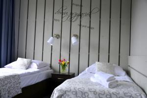 2 nebeneinander sitzende Betten in einem Schlafzimmer in der Unterkunft Hotel Otomin in Otomin