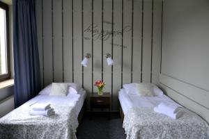 2 Betten in einem Zimmer mit 2 Betten sidx sidx sidx sidx sidx sidx in der Unterkunft Hotel Otomin in Otomin