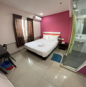 Letto o letti in una camera di Red Orange Hotel Klang - 5 min to Klang Town