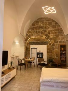 ein Schlafzimmer mit einem Bett und einer Steinmauer in der Unterkunft Beit-sitti in Akkon