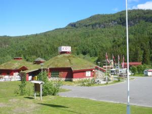 un edificio con un tetto in erba con un cartello sopra di Nordnes Kro og Camping a Rokland