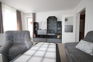ein Wohnzimmer mit einer Couch und einem Sessel in der Unterkunft Haus Anna by Rujana in Binz