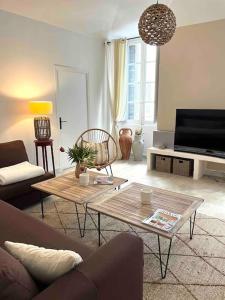 Televízia a/alebo spoločenská miestnosť v ubytovaní 83m2 de charme au coeur de la cité impériale