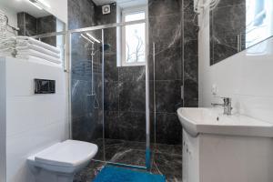 Bilik mandi di Apartamenty Weneckie
