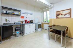 eine Küche mit einem Tisch und einer Arbeitsplatte in der Unterkunft Pension Schwalbenweg in Schönefeld