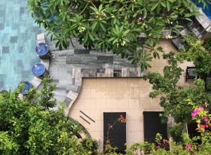 budynek z grupą roślin i drzew w obiekcie The Wind Boutique Resort w mieście Vung Tau
