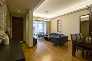 可倫坡的住宿－Niwahas Apartment Borella，客厅配有沙发和桌子
