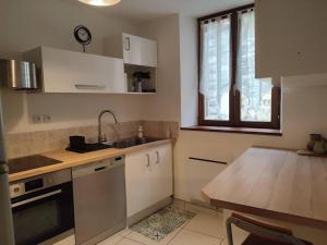 Kuchnia lub aneks kuchenny w obiekcie Gîte des remparts réservation par téléphone laissez vos coordonnées