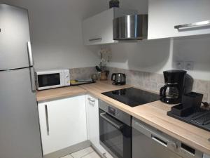 Kuchnia lub aneks kuchenny w obiekcie Gîte des remparts réservation par téléphone laissez vos coordonnées
