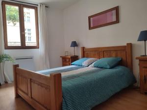Łóżko lub łóżka w pokoju w obiekcie Gîte des remparts réservation par téléphone laissez vos coordonnées